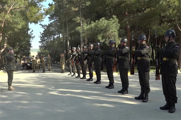 Kara Kuvvetleri Komutanı Bayraktaroğlu, Edirne'de bayram ziyaretlerinde bulundu