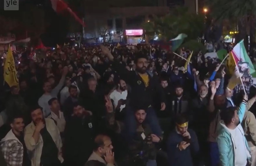 Tahran'da binlerce kişi İsrail'e saldırıyı kutladı