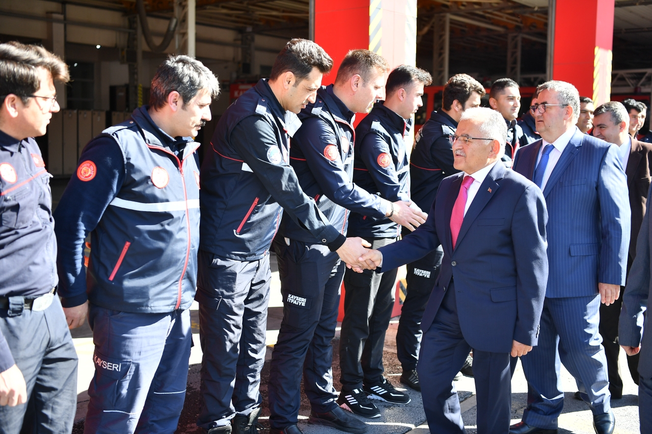 Başkan Büyükkılıç, belediye personeliyle bayramlaştı