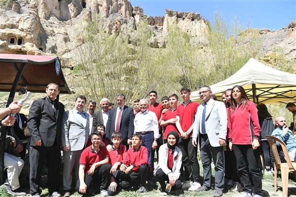Vali Çiçek ve Başkan Büyükkılıç, Turizm Haftası'nı Erdemli Vadisi'nde gençlerle kutladı