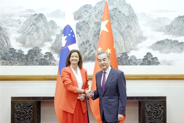 Wang Yi, Slovenya Dışişleri Bakanı Fajon'la görüştü
