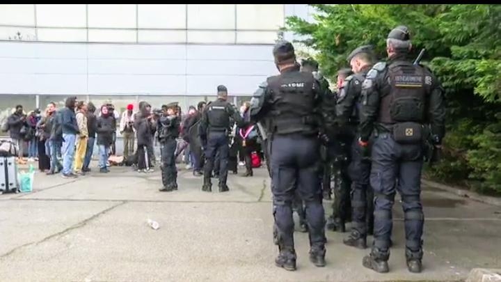 Paris evsizler ve mültecilerden &Prime;temizleniyor&Prime;