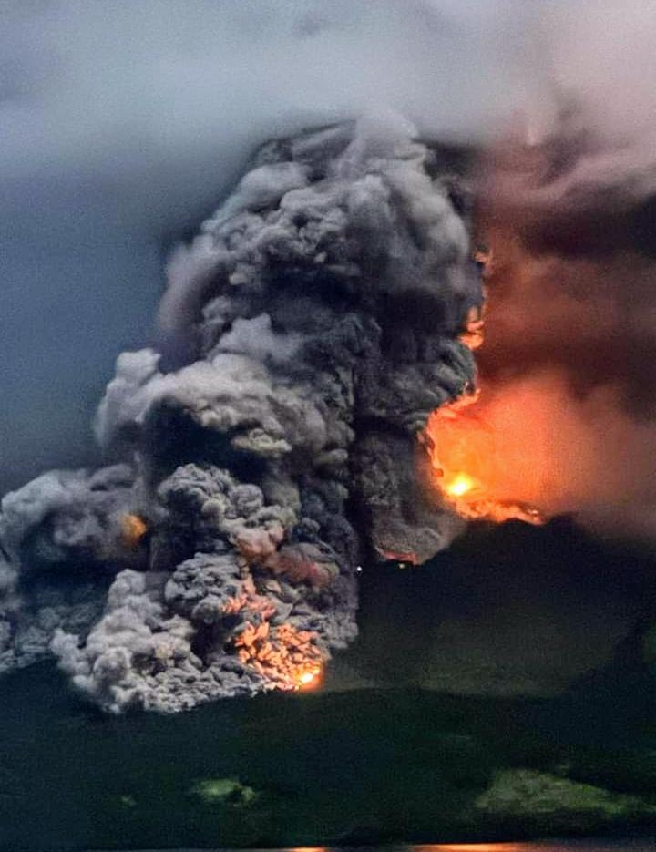 Volkanik kül bulutu Endonezya havaalanını kapanmaya zorladı