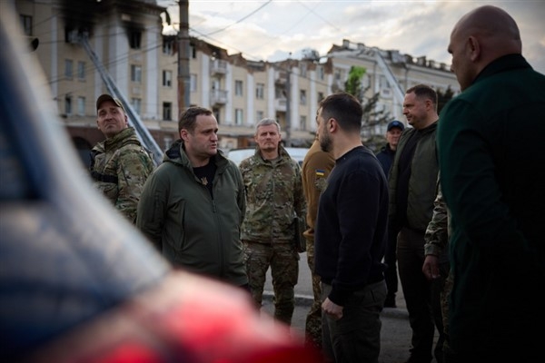 Zelenski, Dnipro'da füze salrısında zarar gören binada inceleme yaptı