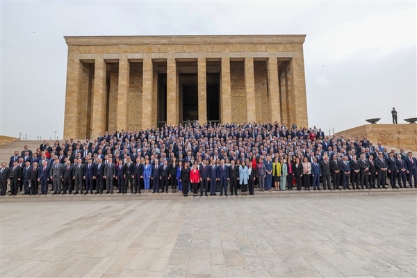 CHP Genel Başkanı Özel, partililerle birlikte Anıtkabir'i ziyaret etti