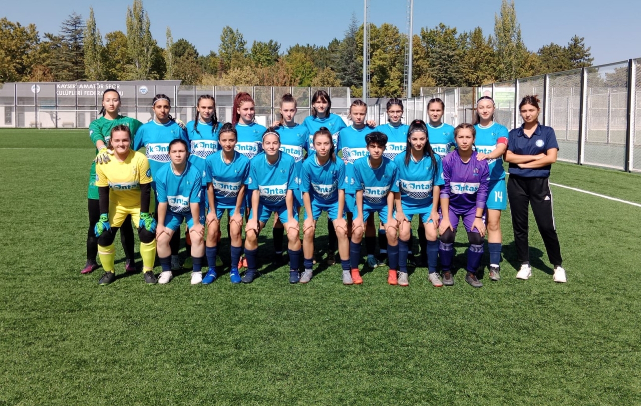 EBB Kadın Futbol Takımı, Karşıyaka Koleji Spor Kulübünü 14-0 mağlup etti