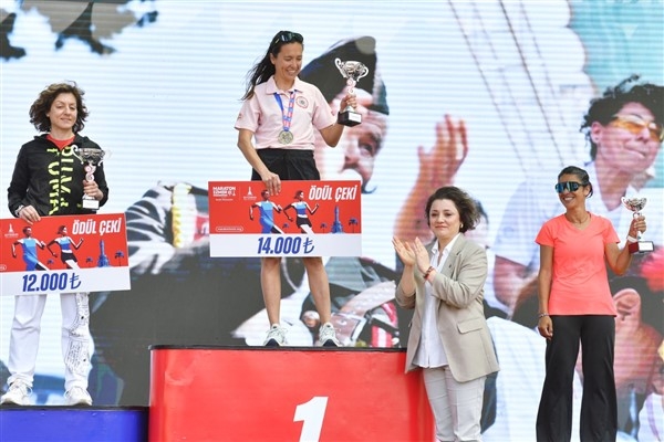 Maraton İzmir Avek'te ödüller dağıtıldı