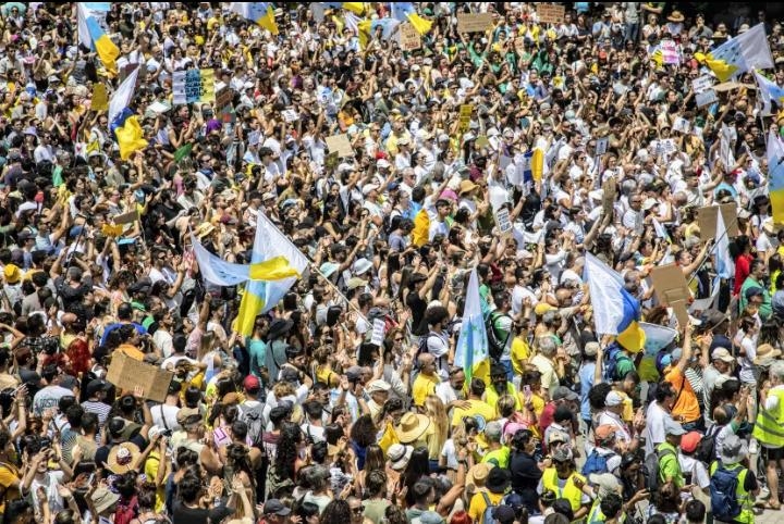 On binlerce kişi Kanarya Adaları'nın ″sürdürülemez″ turizm modelini protesto etti