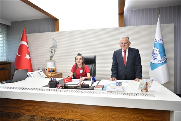 Kayseri'de 8’inci sınıf öğrencisi Azra, belediye başkanlığı koltuğuna oturdu