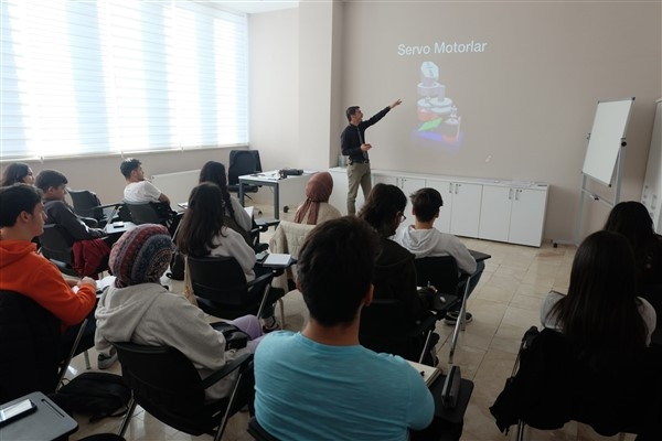Zeytinburnu'nda gençler için pilotluk eğitimleri başlıyor