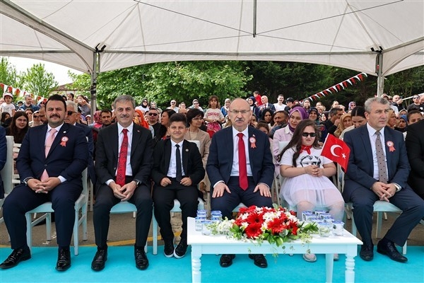 Başkan Alemdar, 23 Nisan kutlama törenine katıldı
