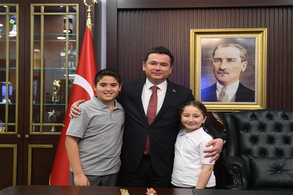 Başkan Aydın koltuğunu Zeynep Aktaş ile Can Yardımcı’ya devretti
