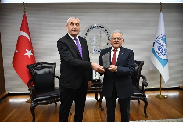 Başkan Büyükkılıç'a eğitimcilerden &Prime;teşekkür&Prime; plaketi