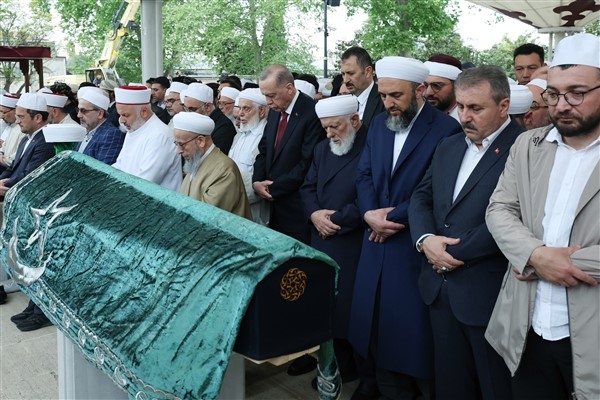 Cumhurbaşkanı Erdoğan, İsmailağa Cemaati lideri Hasan Kılıç'ın cenazesine katıldı