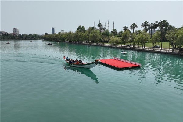 Adana'da minikler 23 Nisan’da gondolla gezdi