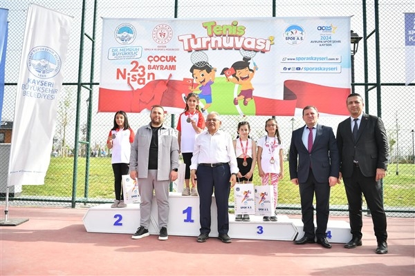 Başkan Büyükkılıç, Tenis Turnuvası’nda dereceye giren çocuklara madalyalarını verdi