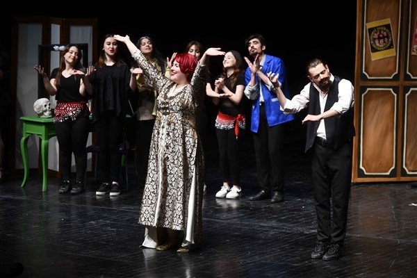Başkent Gençlik Meclisi'nin “Ah Tiyatro Vah Tiyatro” oyunu Başkentlilerle buluştu