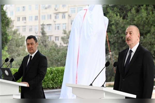 Aliyev ve Japarov, Bakü'de Çingiz Aytmatov'un anıtının açılış törenine katıldı