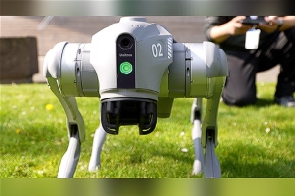 Yapay zekalı robot köpek, Hannover Fuarı’nın gözdesi oldu