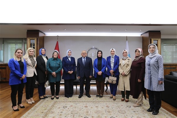 Başkan Büyükkılıç, AK Parti Kadın Kolları başkanlarını ve meclis üyelerini ağırladı