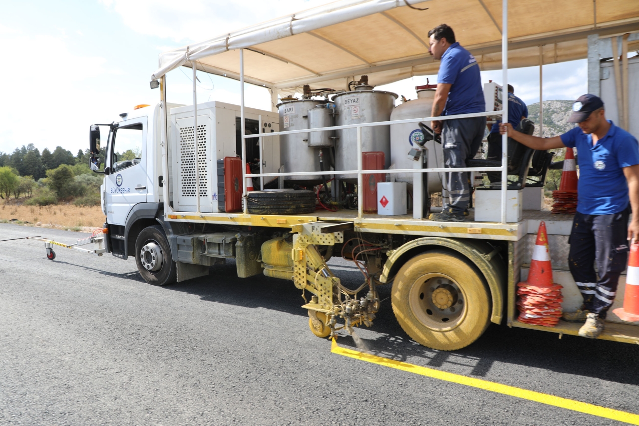 Muğla Büyükşehir Belediyesi, yol çizgi çalışmalarına devam ediyor