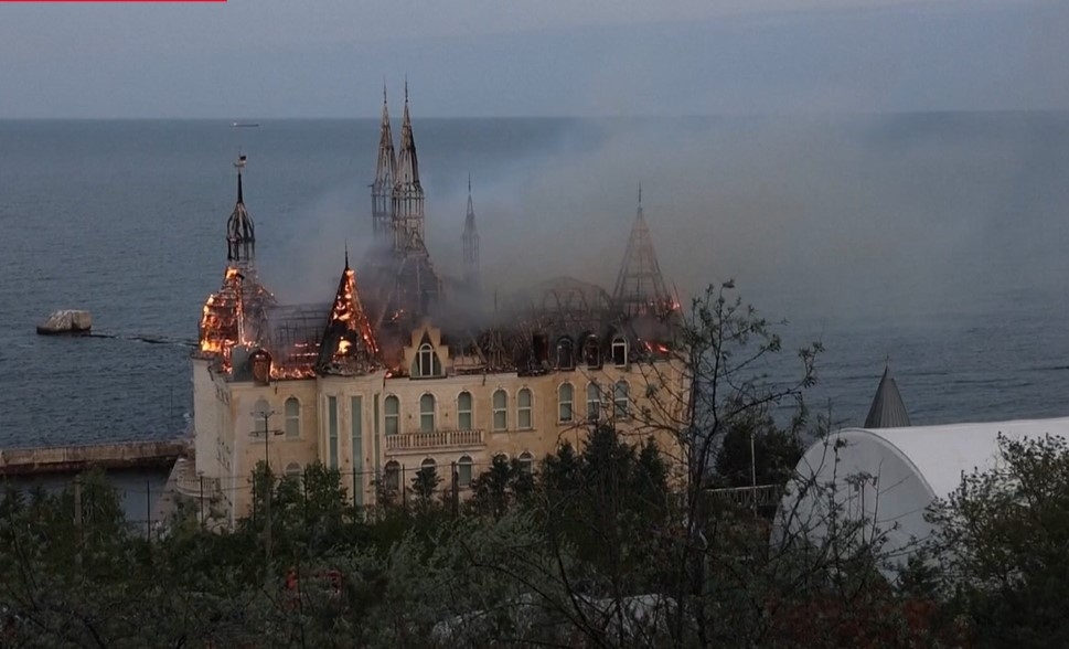 Odesa'nın ″Harry Potter Şatosu″ Rusya saldırısının ardından yanıyor