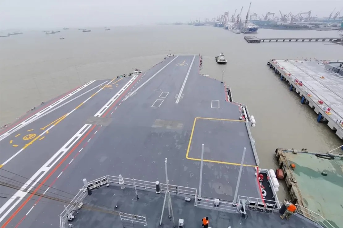Çin’in en büyük uçak gemisi ilk kez denize açılıyor
