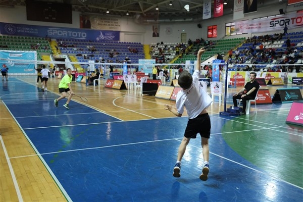 Rize'de 13 yaş altı Türkiye Badminton Şampiyonası başladı