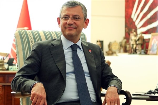 CHP Genel Başkanı Özel, Yıldırım’da partiye katılan üyelere rozetlerini taktı