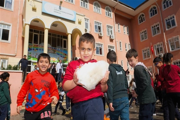 Adanalı çocuklar kartopu oynadı, kardan adam yaptı