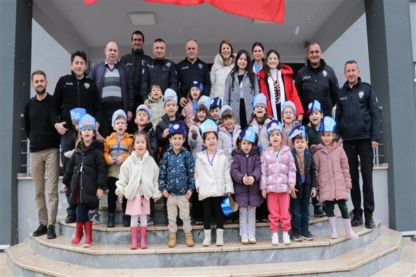 Düzce'de öğrenciler, Yenikent Şehit Yalçın Güzeler Polis Merkezi'ni ziyaret etti