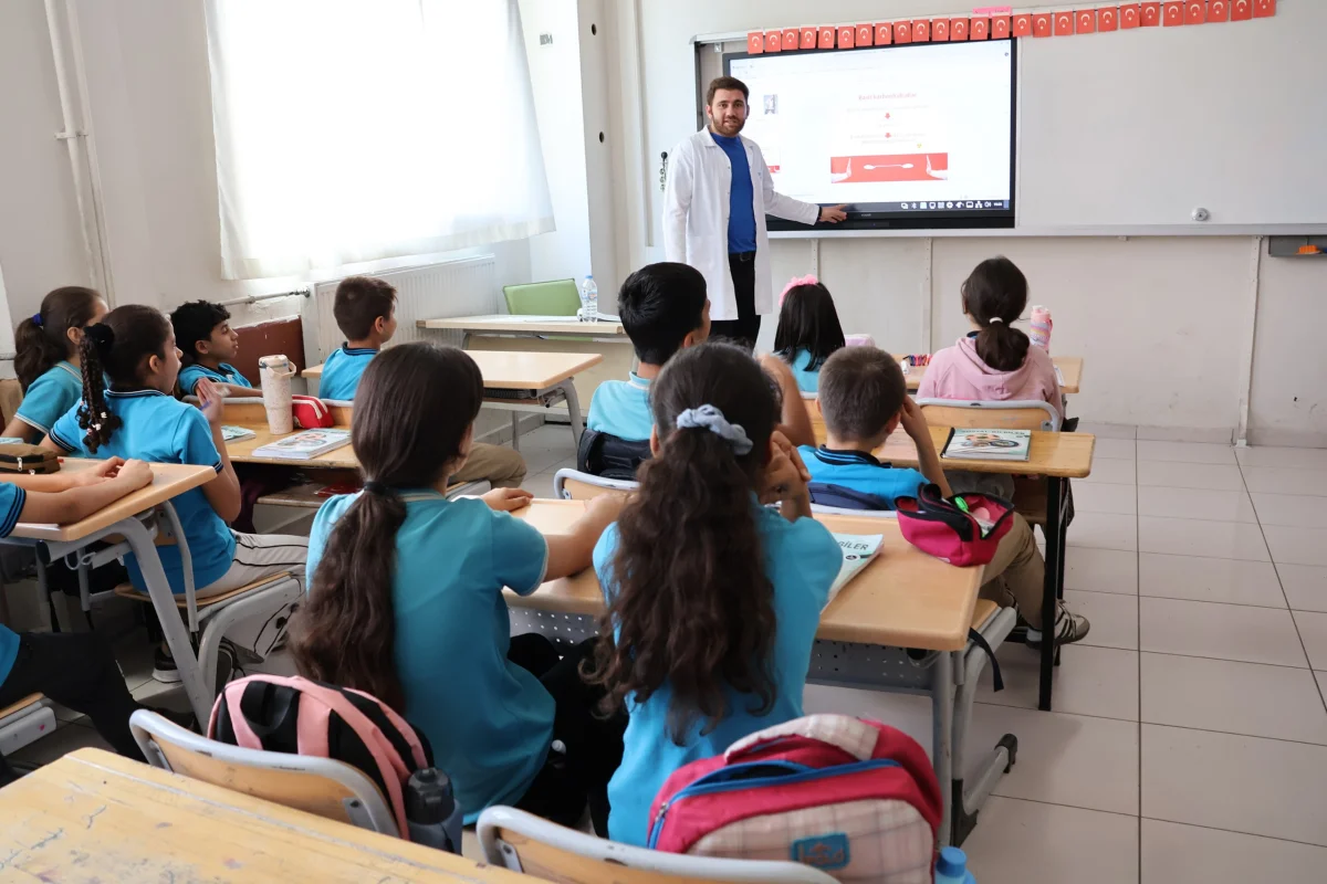 HALİLİYE BELEDİYESİ UZMAN EKİPLERİYLE ÇOCUKLARIN YANINDA