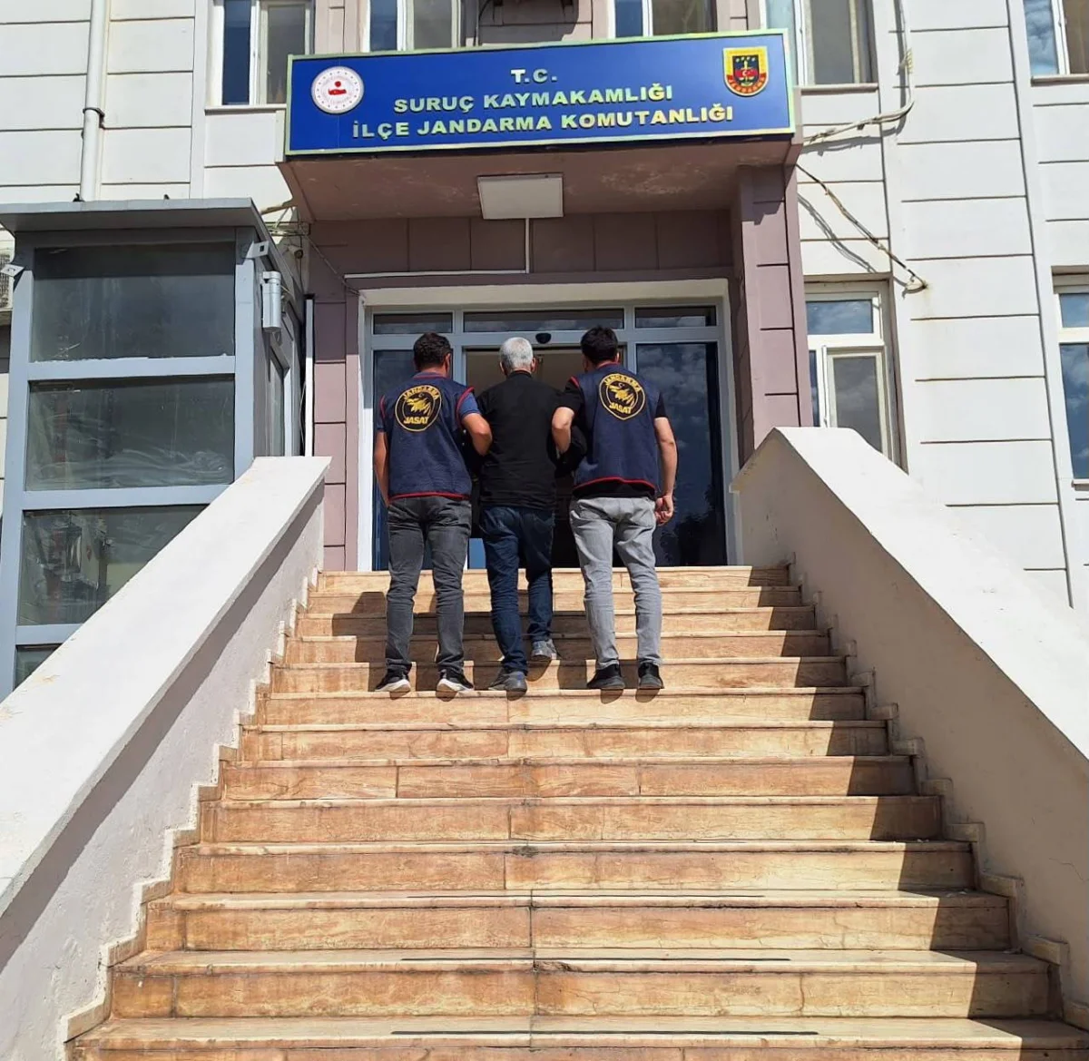 ŞANLIURFA’DA 5 YIL HAPİS CEZASIYLA ARANAN ŞAHIS SURUÇ’TA YAKALANDI