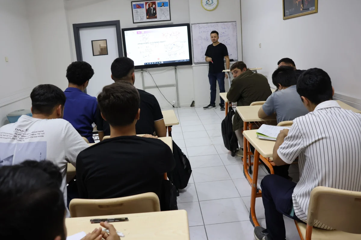 Bahçelievler Gençlik ve Eğitim Merkezi’nde Sınavlara Hazırlanan Gençlere Ücretsiz Dershane Hizmeti Veriliyor