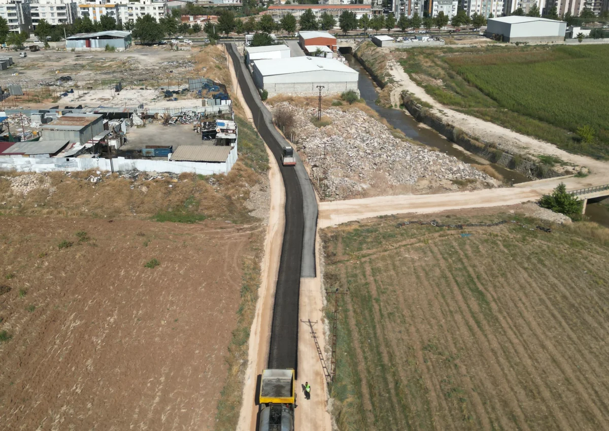 HALİLİYE’DE YOL ÇALIŞMALARI SÜRÜYOR: SIRRIN MAHALLESİ’NDE ASFALT MESAİSİ