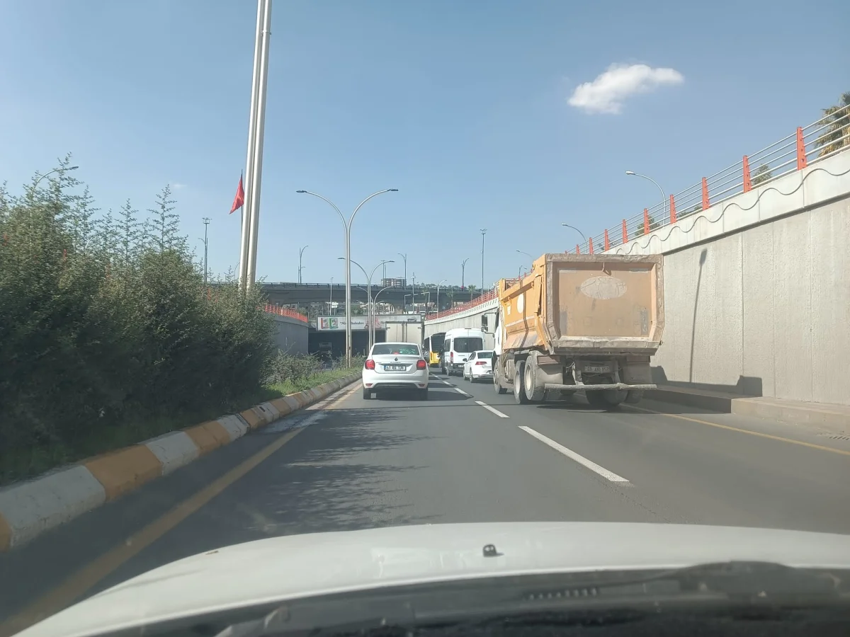 ŞANLIURFA’DA SABAH TRAFİĞİNE ŞUSKİ ÇALIŞMASI ENGELİ: SÜRÜCÜLER TEPKİLİ