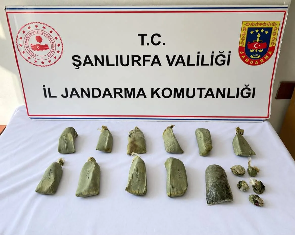 ŞANLIURFA’DA UYUŞTURUCU OPERASYONU: 5,5 KİLO ESRAR ELE GEÇİRİLDİ