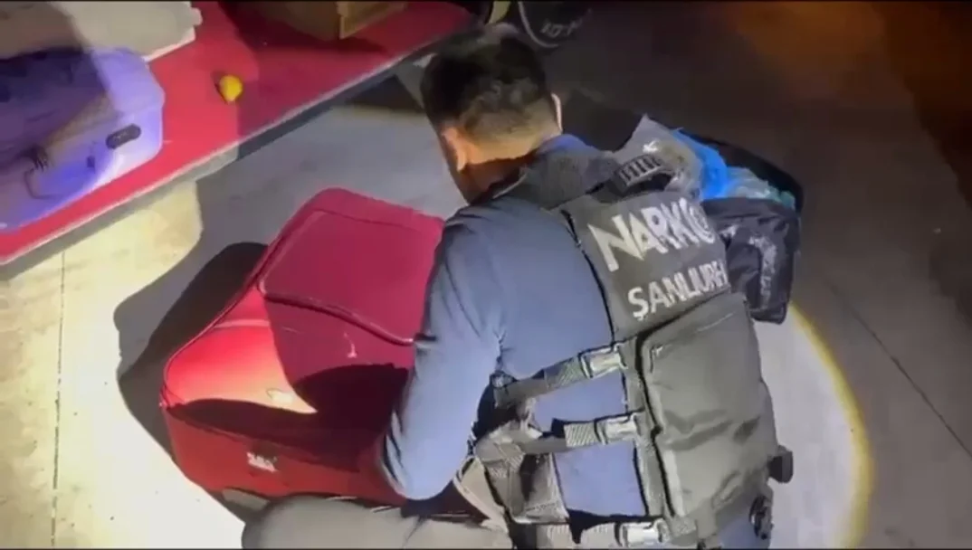 ŞANLIURFA’DA YOLCU OTOBÜSÜNDE 16 KİLO 400 GRAM SKUNK ELE GEÇİRİLDİ