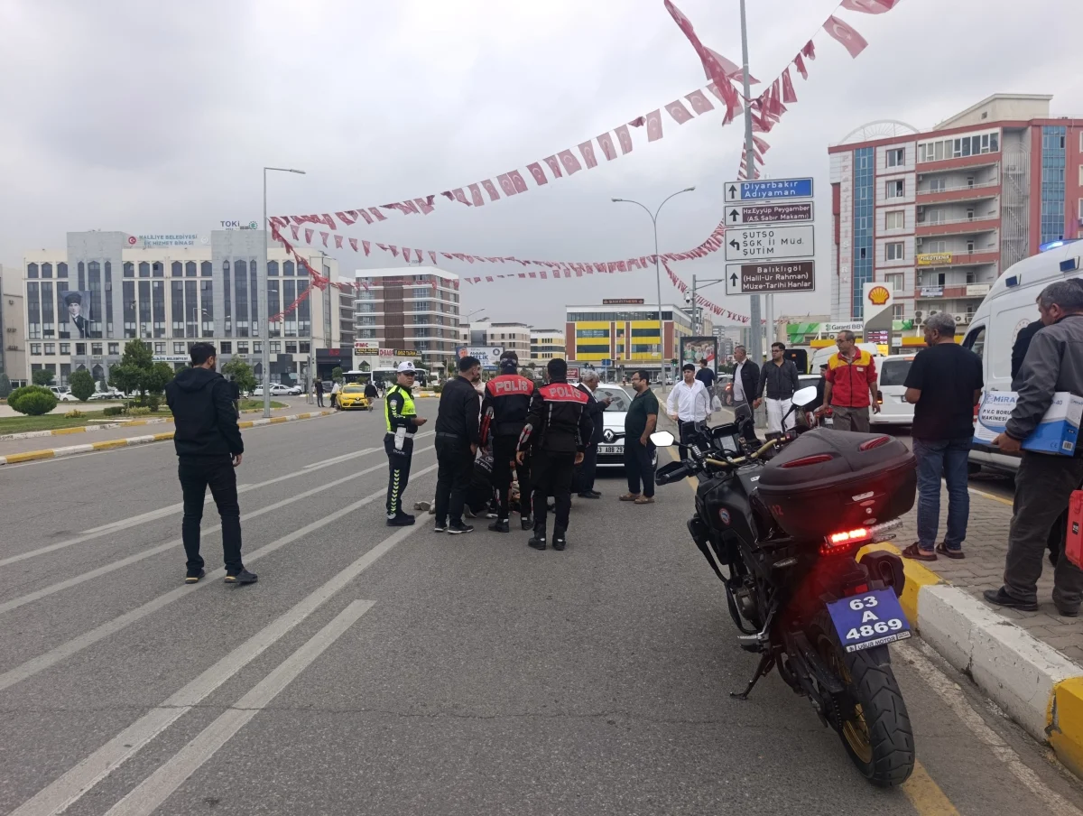 Şanlıurfa Valilik Kavşağı’nda Feci Kaza! 16 Yaşındaki Çocuk Ağır Yaralandı