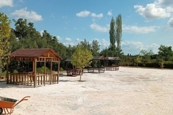Orhangazi'de Karsak Mesire Alanı'na 1.800 metrekarelik parke düzenlemesi