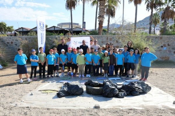 Turgutreis’te öğrenciler kıyı temizliği yaptı