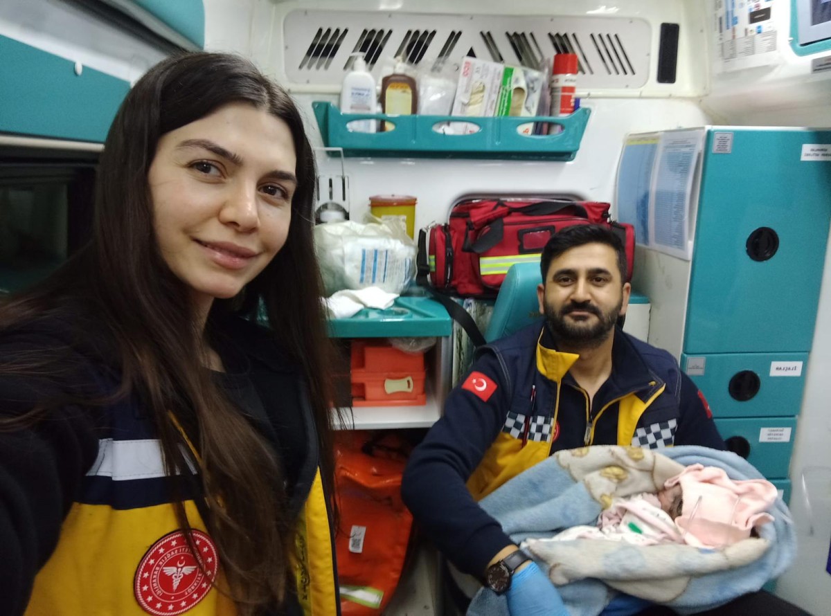 Ambulansta Mucize Doğum: Sağlık Ekipleri Zamanla Yarıştı
