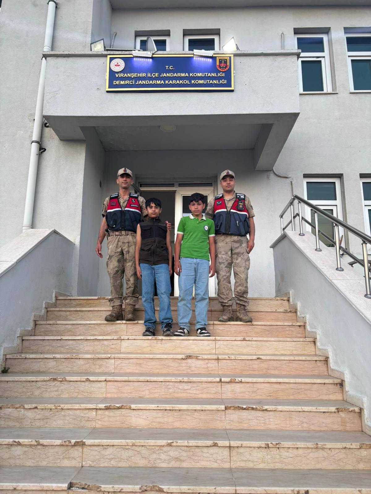 Şanlıurfa’da Kayıp Olarak Aranan 2 Çocuk Jandarma Ekiplerince Bulundu