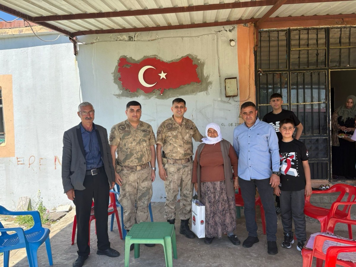 Şanlıurfa Jandarmasından Anlamlı Bayram Mesaisi: Şehit Kabirleri Ziyaret Edildi, Şehit ve Gazi Aileleri Unutulmadı