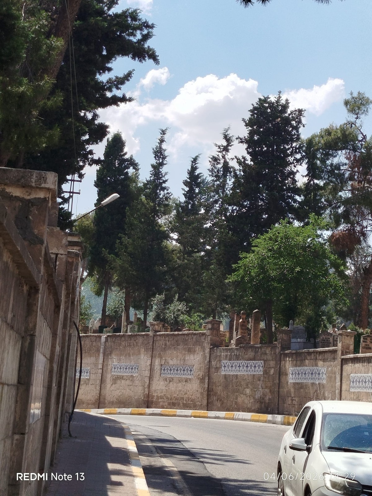 Şanlıurfa’da Mezarlıkta Tepki Çeken Görüntüler: Temizlik İçin Toplanan Otlar Yakıldı