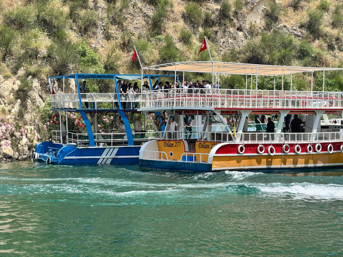 Halfeti’de Arızalanan Tur Teknesindeki Yolcular Jandarma Tarafından Kurtarıldı