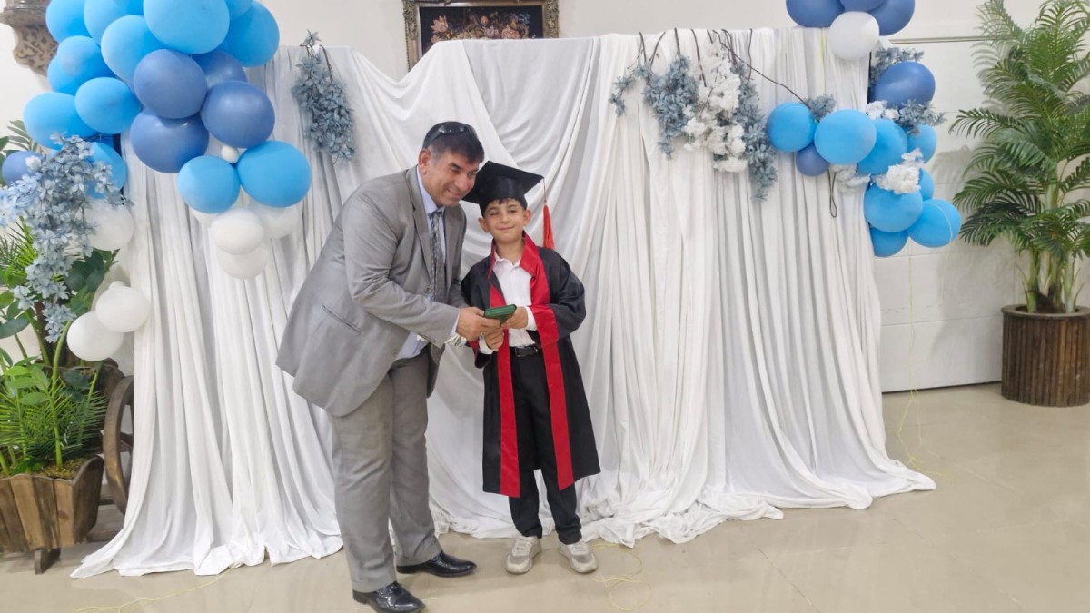 Muhammed Yusuf’un Mezuniyetinde Anlamlı Sürpriz: Kur’an-ı Kerim Hediye Edildi