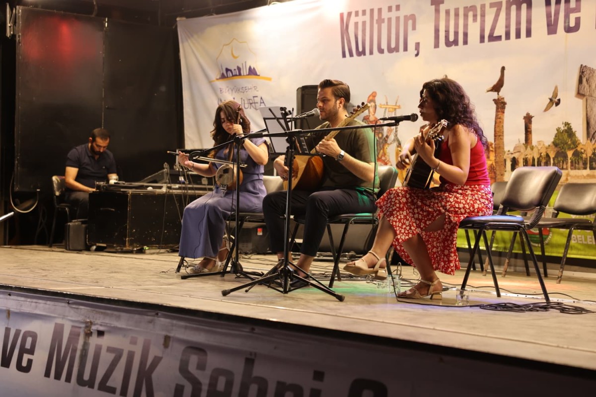 KARAKÖPRÜ’DE AÇIK HAVA MÜZİK DİNLETİSİ SANATSEVERLERİ BULUŞTURDU