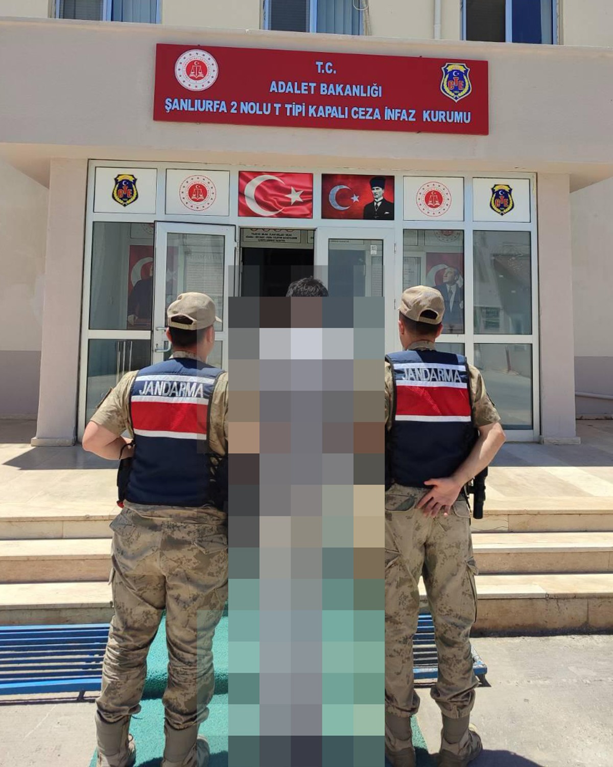 Karaköprü'de Aranan 2 Hükümlü Jandarma Operasyonuyla Yakalandı