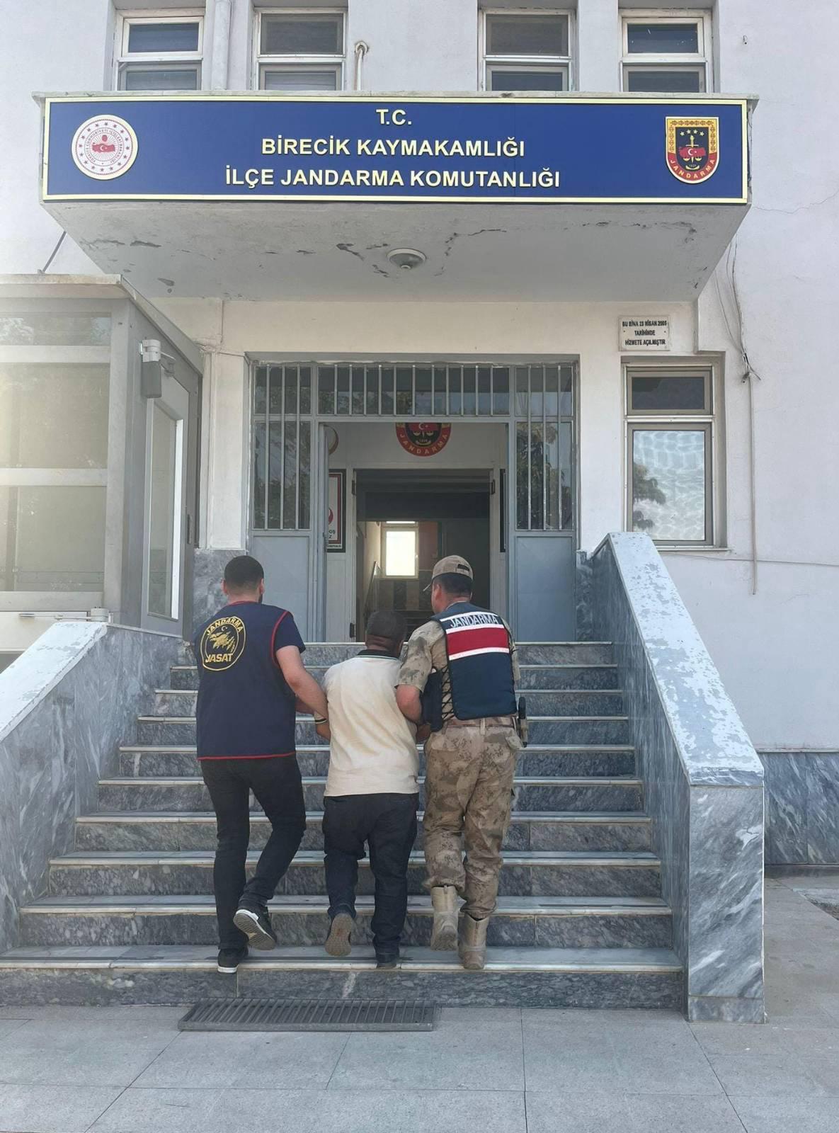 ŞANLIURFA'DA HAKLARINDA KESİNLEŞMİŞ HAPİS CEZASI BULUNAN 2 FİRARİ YAKALANDI